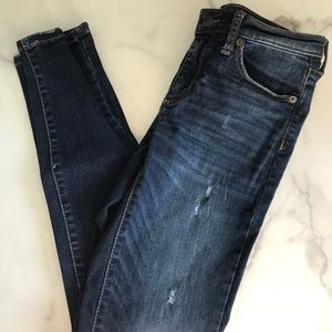Basic lightly distressed Universal Thread Jeans